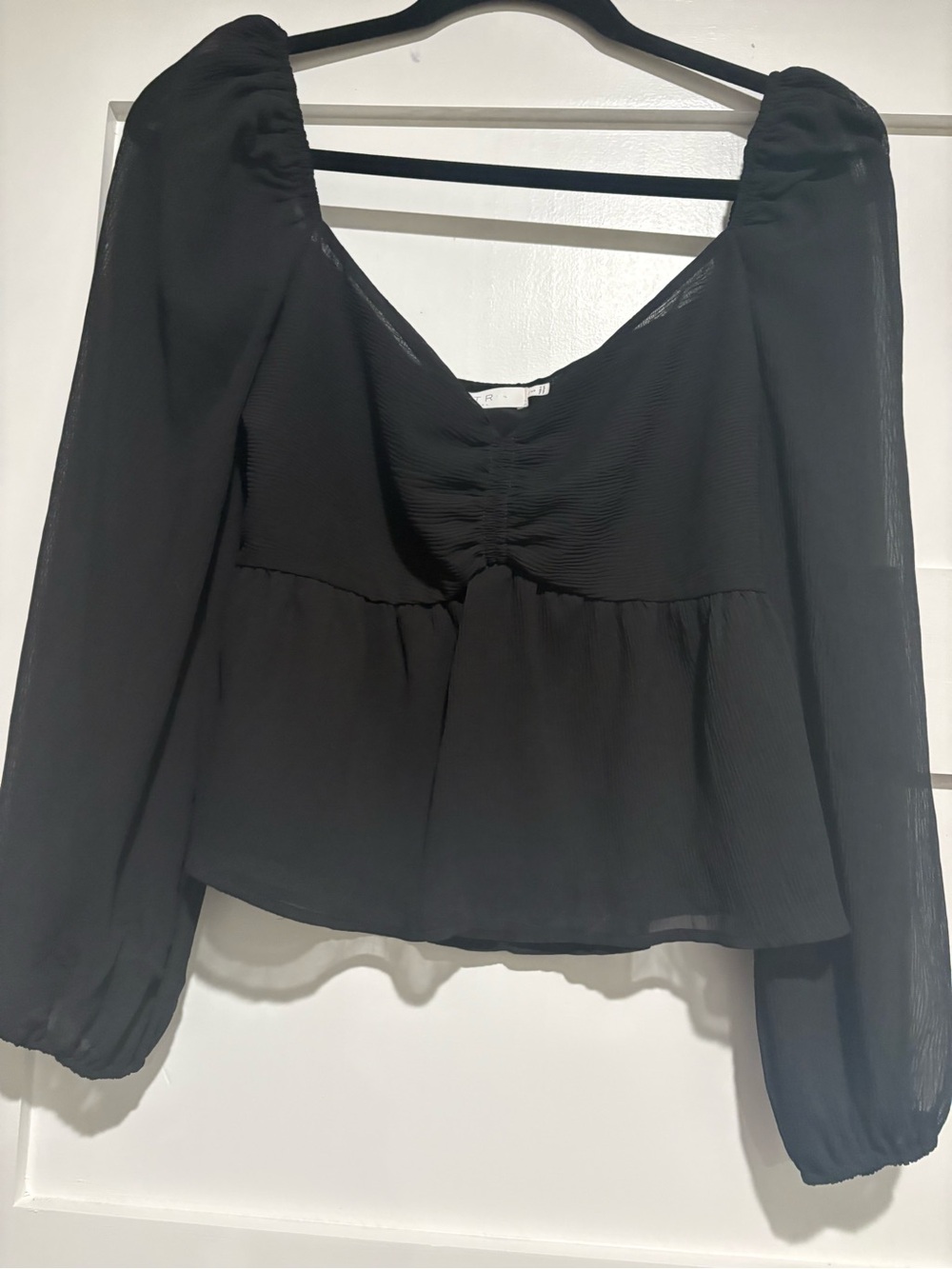 Astr Black Puff-Sleeve V-Neck Blouse